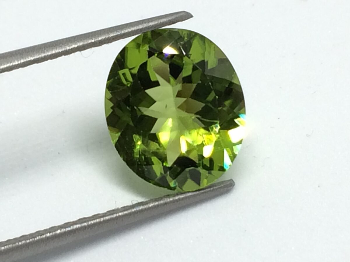 4.66 Carats Peridot ( 5.18 Ratti Peridot ) 4